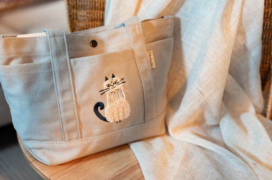 Fikalycka | 傲嬌刺繡白貓 托特包