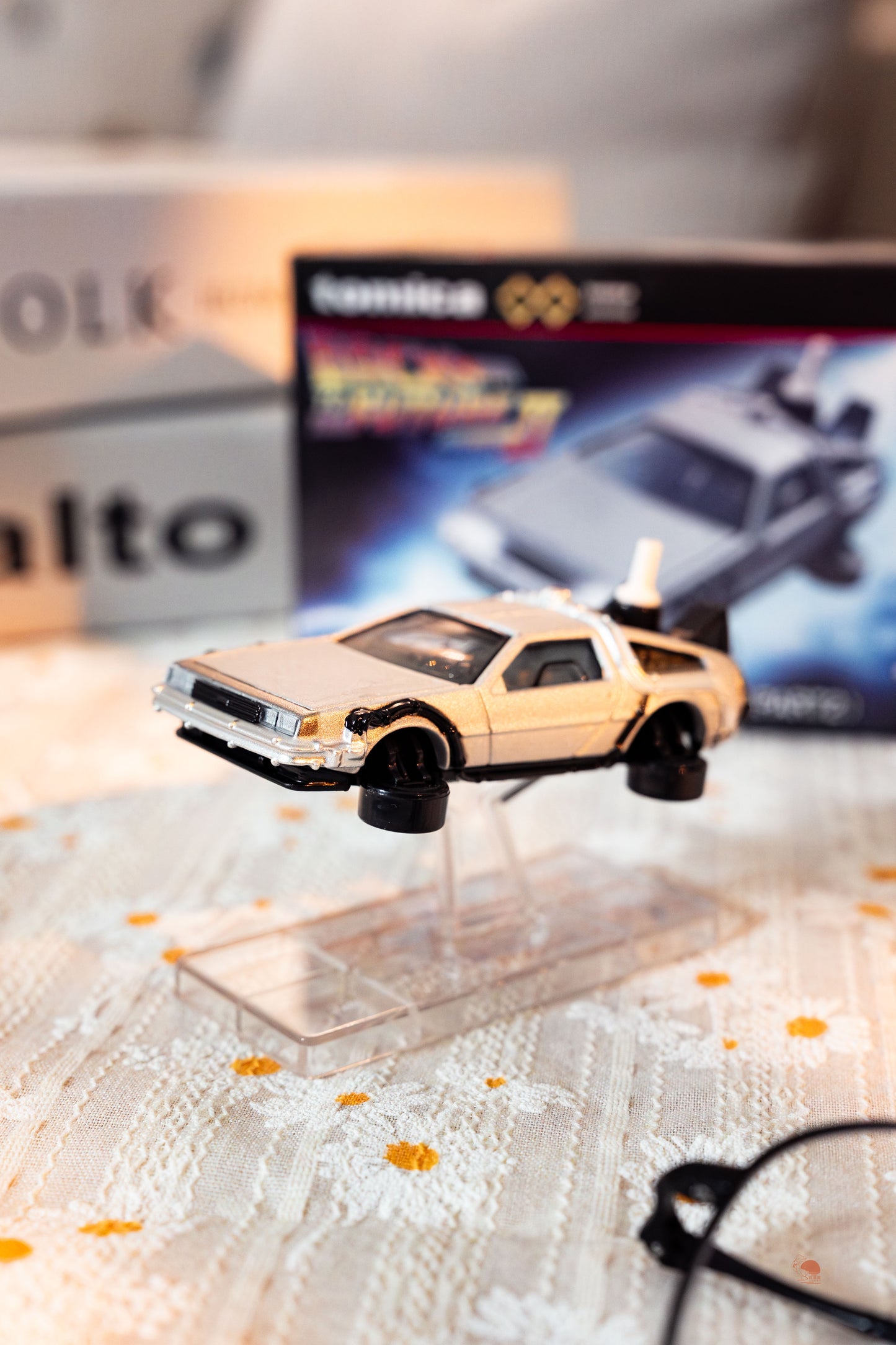 Tomica 回到未來 時光機小汽車 (飛天版含支架)