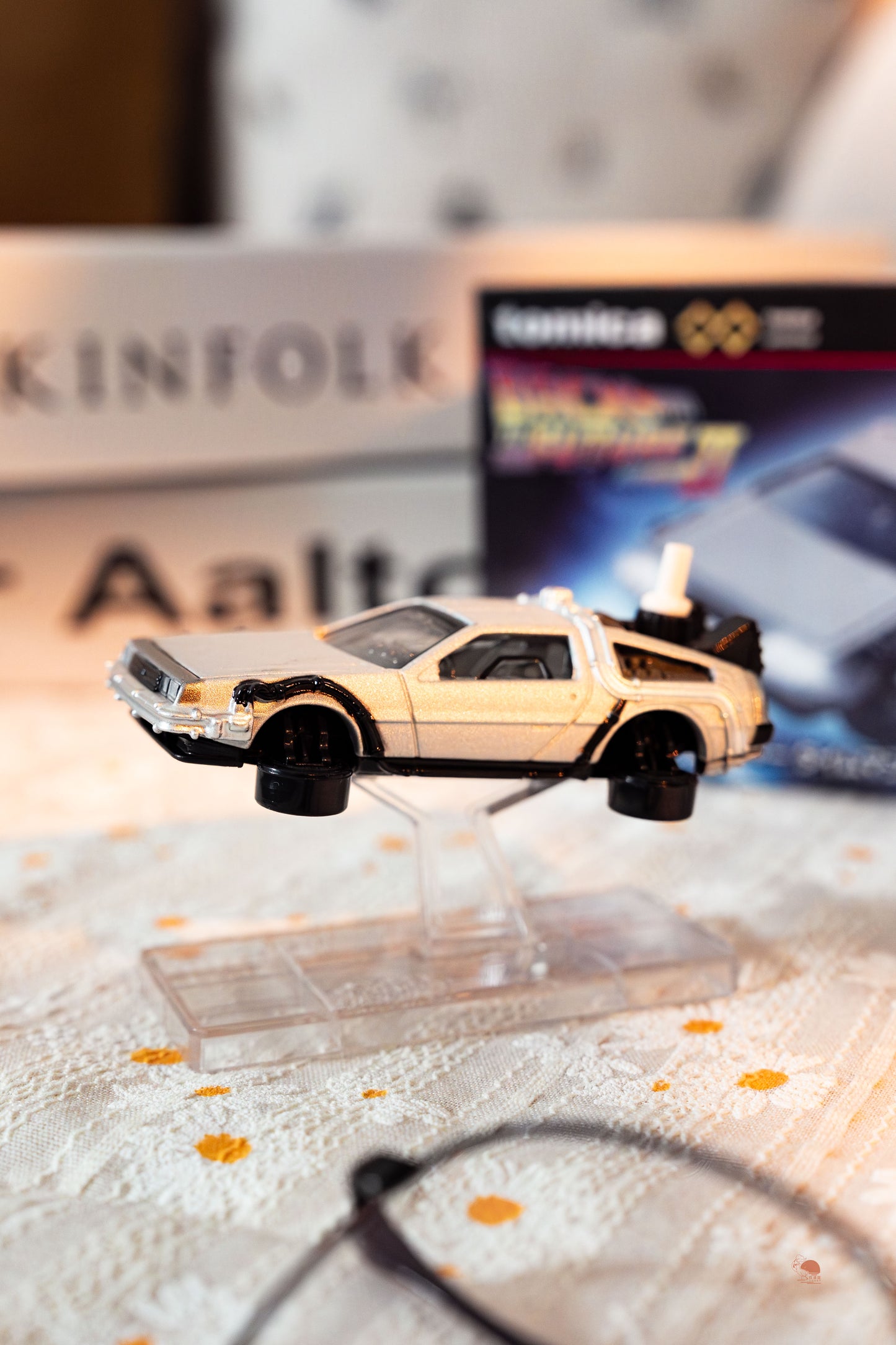 Tomica 回到未來 時光機小汽車 (飛天版含支架)