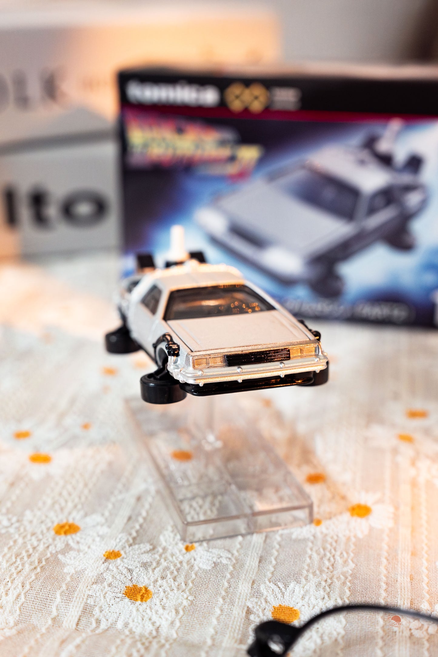 Tomica 回到未來 時光機小汽車 (飛天版含支架)