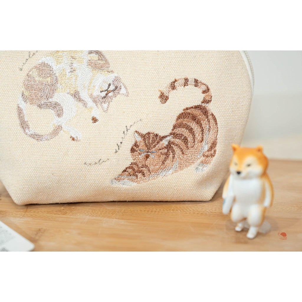 現貨 日本精選 慵懶貓咪 溫柔米色刺繡拉鍊 化妝包 收納包